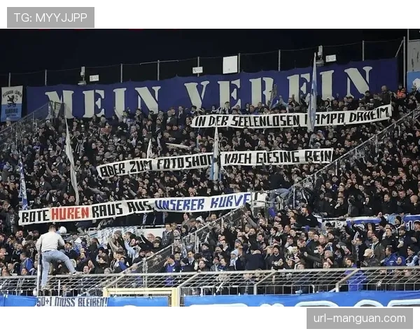 拜仁夺冠后慕尼黑街头庆祝活动，数千球迷聚集玛丽安广场